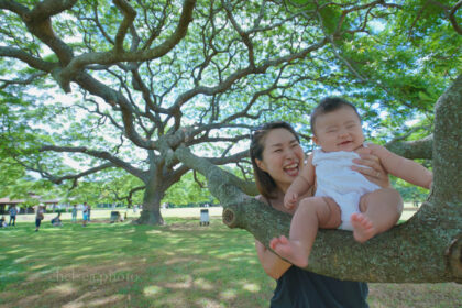 ハワイのモアナルアガーデンパークにて母と娘の記念写真