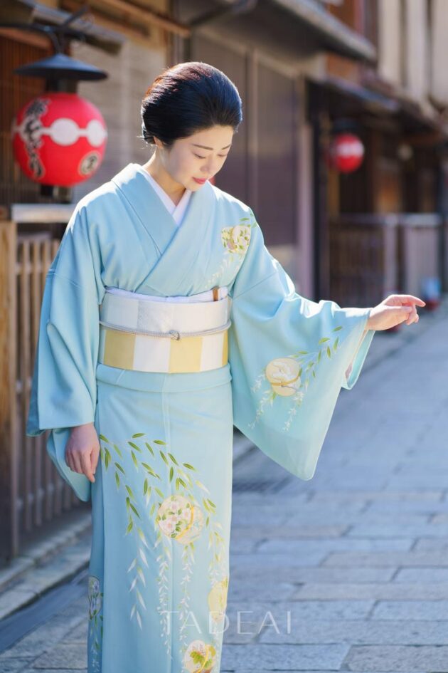 京都の祇園にて着物を着た女性