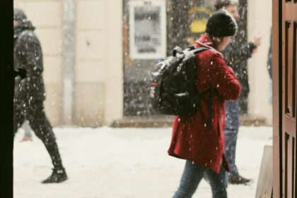 冬のヨーロッパで雪の中を歩く女性